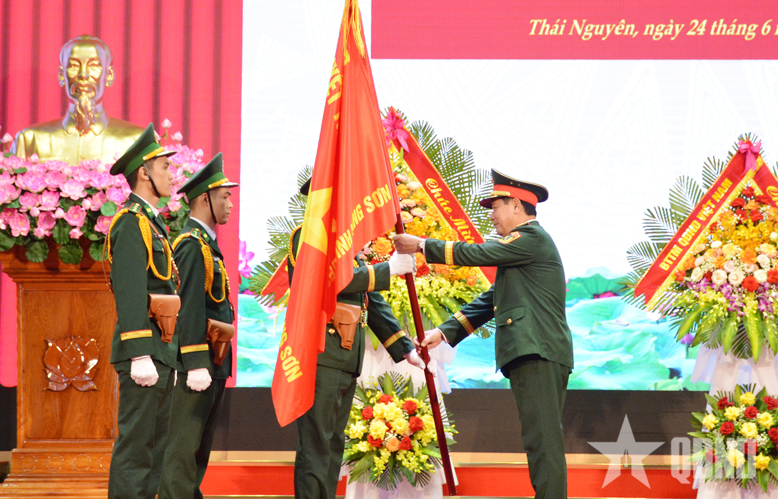 Thượng tướng Lê Huy Vịnh dự Lễ công bố quyết định sáp nhập và tổ chức lại Bộ CHQS tỉnh tại Quân khu 1
